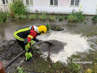 Підтопило декілька домогосподарств та підвал квартири: які наслідки негоди на Рівненщині Підтопило декілька домогосподарств та підвал квартири: які наслідки негоди на Рівненщині