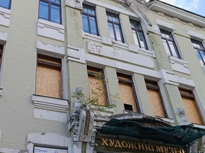 З 96 вибитих вікон встановили вже 38 нових. Як художній музей у Дніпрі відновлюється і працює після атак РФ З 96 вибитих вікон встановили вже 38 нових. Як художній музей у Дніпрі відновлюється і працює після атак РФ