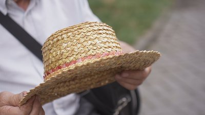 Вінницький майстер плете капелюхи з соломи і перетворює хобі на прибуткову справу