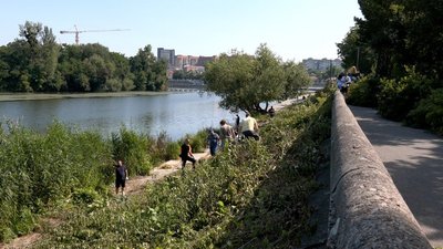 Комунальники та містяни прибирають набережну у Вінниці: що вже зробили Комунальники та містяни прибирають набережну у Вінниці: що вже зробили