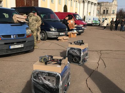 У Житомирі військовим передали дрони, генератори та автомобілі від благодійників У Житомирі військовим передали дрони, генератори та автомобілі від благодійників