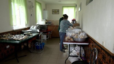"Працювати стає важче": волонтерки з Вінниччини готують "мамин борщ" для оборонців