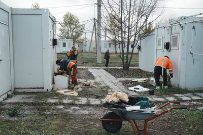 Працівники комунального підприємства в модульному містечку в Харкові, 3 листопада 2025 Працівники комунального підприємства в модульному містечку в Харкові, 3 листопада 2025