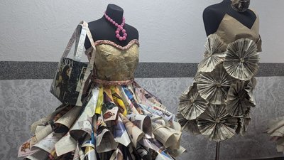 Сукні із паперу, прикрашені бантами з газет та квітами зі сторінок книг: виставка відкрилась у Луцьку Сукні із паперу, прикрашені бантами з газет та квітами зі сторінок книг: виставка відкрилась у Луцьку