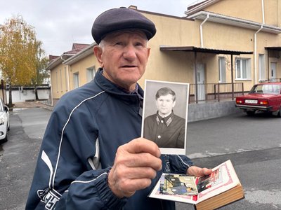 «Прибираю, поки ноги носять»: 83-річний Михайло Возний із Малина працює двірником