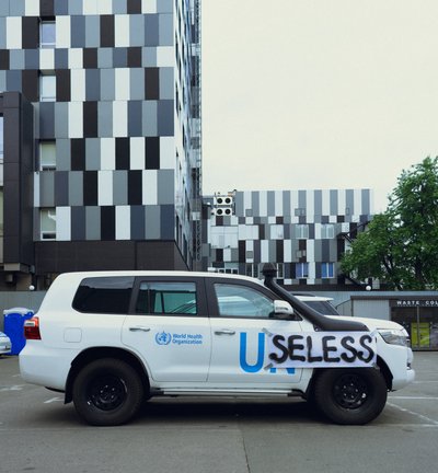 useless На автівках ООН у Києві з’явилися плакати із написом Маріам Найєм useless На автівках ООН у Києві з’явилися плакати із написом Маріам Найєм