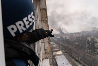 Здається, що смерть постійно дихає мені в спину: продюсерка та журналістка Василіса Степаненко про "20 днів у Маріуполі" Здається, що смерть постійно дихає мені в спину: продюсерка та журналістка Василіса Степаненко про "20 днів у Маріуполі"