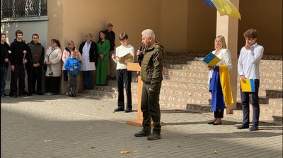 В Одеському ліцеї №89 встановили пам'ятну дошку загиблому військовому Віталію Синенку, який загинув під Бахмутом