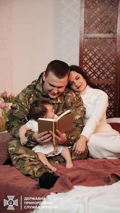 "Він зробив усі подарунки наперед". Дружина розповіла про загиблого бійця Віталія Дмитренка "Він зробив усі подарунки наперед". Дружина розповіла про загиблого бійця Віталія Дмитренка
