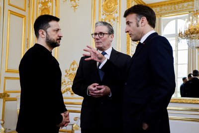 Президент України Володимир Зеленський, президент Франції Еммануель Макрон та прем'єр-міністр Великої Британії Кір Стармер під час зустрічі у Парижі Президент України Володимир Зеленський, президент Франції Еммануель Макрон та прем'єр-міністр Великої Британії Кір Стармер під час зустрічі у Парижі