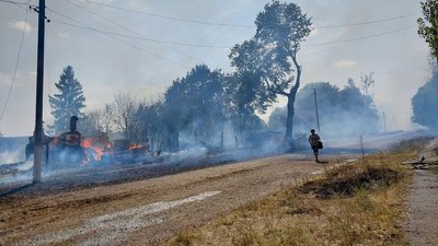Згоріло 25 житлових будинків: росіяни обстріляли село на прикордонні Чернігівщини