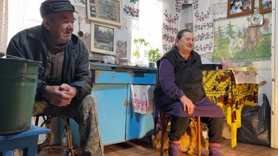 "Дикі звірі заходять частіше, ніж люди": як живуть останні жителі села на прикордонні Чернігівщини "Дикі звірі заходять частіше, ніж люди": як живуть останні жителі села на прикордонні Чернігівщини