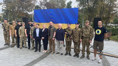 На День прапора у Харкові державний стяг підняли боєць Національної гвардії й ветеран війни і посадовці На День прапора у Харкові державний стяг підняли боєць Національної гвардії й ветеран війни і посадовці