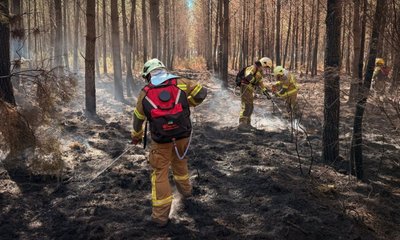 Українські рятувальники гасять пожежу в регіоні Бордо (Франція) Українські рятувальники гасять пожежу в регіоні Бордо (Франція)