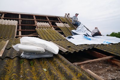 "Нашого будинку немає". Місцеві жителі про наслідки російського авіаудару по передмістю Херсона "Нашого будинку немає". Місцеві жителі про наслідки російського авіаудару по передмістю Херсона