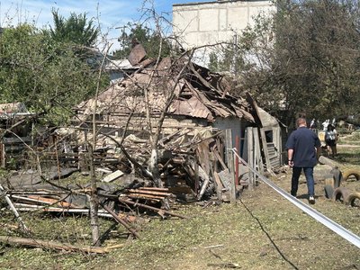 РФ уперше вдарила КАБом по Павлограду: пошкоджено багатоповерхівку. Двоє загиблих, є поранені РФ уперше вдарила КАБом по Павлограду: пошкоджено багатоповерхівку. Двоє загиблих, є поранені