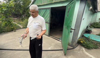 Валентин показує уламки Святогорівка Донецька область 14 серпня 2025 рік Валентин показує уламки Святогорівка Донецька область 14 серпня 2025 рік