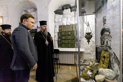 У Лаврі відкрилась виставка про знищені українські храми через вторгнення РФ У Лаврі відкрилась виставка про знищені українські храми через вторгнення РФ