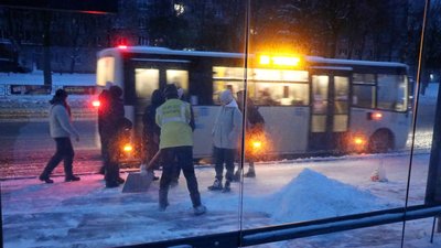Снігопад у Чернігові: вісім тракторів та майже 50 працівників, як працюють комунальники Снігопад у Чернігові: вісім тракторів та майже 50 працівників, як працюють комунальники