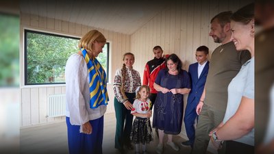 Дали ключі, а потім забрали: чому багатодітна сім'я 9 місяців чекає на заселення до будинку в Ягідному на Чернігівщині Дали ключі, а потім забрали: чому багатодітна сім'я 9 місяців чекає на заселення до будинку в Ягідному на Чернігівщині
