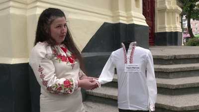 Вдова загиблого Андрій Марчука показує сорочку в якому він був у першому класі Вдова загиблого Андрій Марчука показує сорочку в якому він був у першому класі