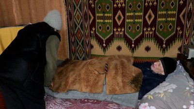 Олександр спить під двома ковдрами у квартирі без опалення Краматорськ Донецька область 12 січня 2026 рік Олександр спить під двома ковдрами у квартирі без опалення Краматорськ Донецька область 12 січня 2026 рік