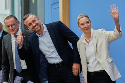 Співлідери партії «Альтернатива для Німеччини» (AfD) Аліс Вайдель (праворуч) та Тіно Хрупалла (ліворуч) із головним кандидат на виборах у землі Саксонія-Ангальт Ульріх Зігмунд під час прес-конференції у Берліні, 7 вересня 2026 року