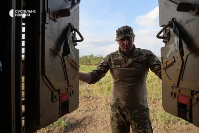 Альтаїр закриває двері бронемашини Mastiff під час підготовки екіпажу до чергового виїзду для ротації піхотинців на позиціях. Херсонщина, травень 2025 року Альтаїр закриває двері бронемашини Mastiff під час підготовки екіпажу до чергового виїзду для ротації піхотинців на позиціях. Херсонщина, травень 2025 року