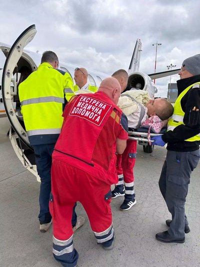 Луганські медики допомогли евакуювали двох поранених оборонців до Польщі Луганські медики допомогли евакуювали двох поранених оборонців до Польщі