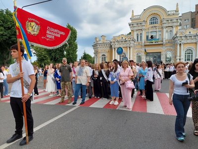 "Марш подяки": фоторепортаж з ходи випускників у Черкасах "Марш подяки": фоторепортаж з ходи випускників у Черкасах