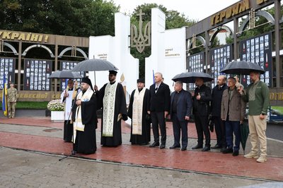 Під час вшанування пам'яті загиблих відбулась спільна молитва про мир, перемогу, захист для України Під час вшанування пам'яті загиблих відбулась спільна молитва про мир, перемогу, захист для України