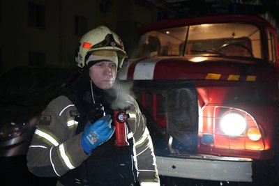 Рятувальник на місці влучання в Індустріальному районі Харкова, 24 січня 2026 року Рятувальник на місці влучання в Індустріальному районі Харкова, 24 січня 2026 року
