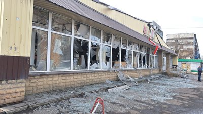 торговельний комплекс пошкоджений внаслідок удару Добропілля Донецька область 10 березня 2025 рік торговельний комплекс пошкоджений внаслідок удару Добропілля Донецька область 10 березня 2025 рік