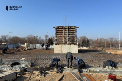 Монумент російським окупантам у Маріуполі прагнуть звести до 9 травня: фотофакт Монумент російським окупантам у Маріуполі прагнуть звести до 9 травня: фотофакт