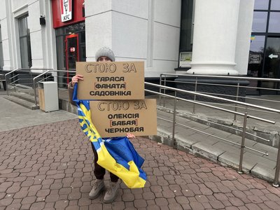 "Пам’ять має бути не лише в серці": акція-нагадування про хвилину мовчання відбулась у Хмельницькому до Дня ЗСУ "Пам’ять має бути не лише в серці": акція-нагадування про хвилину мовчання відбулась у Хмельницькому до Дня ЗСУ