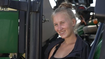 Збирає урожай та знімає TikTok: історія 18-річної трактористки з Чернігівщини Збирає урожай та знімає TikTok: історія 18-річної трактористки з Чернігівщини