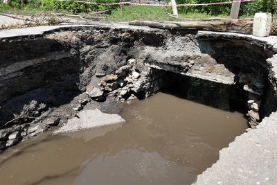 Зруйнований міст у селі Путрине Кельменецької громади через зливу, яка була 12 червня Зруйнований міст у селі Путрине Кельменецької громади через зливу, яка була 12 червня