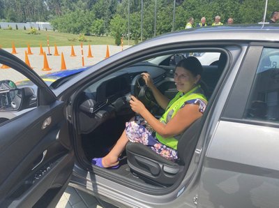 Альона з Черкаської області в автошколі для людей з інвалідністю, яку презентували 6 липня 2023 року
