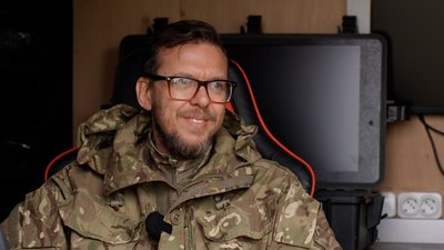 Від Netflix до полювання на «Шахеди»: історія двох бійців СБС, що покинули камери, аби піти на фронт Від Netflix до полювання на «Шахеди»: історія двох бійців СБС, що покинули камери, аби піти на фронт