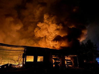 Пожежа після удару РФ по Одесі 1 травня 2024 року Пожежа після удару РФ по Одесі 1 травня 2024 року