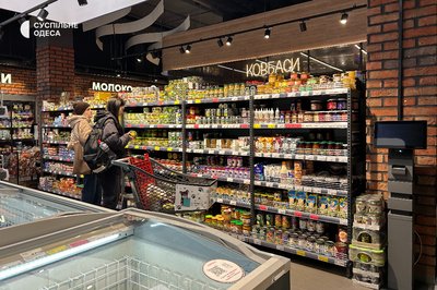"Люди бояться, що не буде продуктів": чи є ажіотаж у магазинах Ізмаїла після перекриття траси Одеса-Рені через атаку РФ "Люди бояться, що не буде продуктів": чи є ажіотаж у магазинах Ізмаїла після перекриття траси Одеса-Рені через атаку РФ