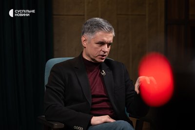Колишній міністр закордонних справ України та колишній посол у Великій Британії Вадим Пристайко під час інтервʼю Суспільному, Київ, 13 січня 2026 року Колишній міністр закордонних справ України та колишній посол у Великій Британії Вадим Пристайко під час інтервʼю Суспільному, Київ, 13 січня 2026 року