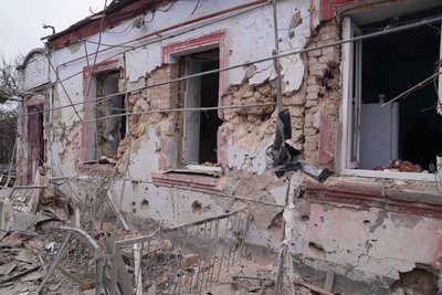 Розбиті вікна, двері й стеля: РФ вдруге атакувала житлові квартали Центрального району Херсона Розбиті вікна, двері й стеля: РФ вдруге атакувала житлові квартали Центрального району Херсона