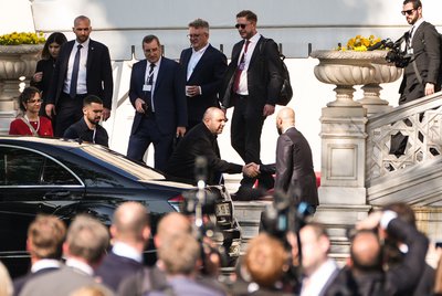 Представники української групи переговорників на чолі з міністром оборони Рустем Умеровим (в центрі) залишають палац Чираган тристоронньої зустрічі з росіянами за посередництва турецьких партнерів у Стамбулі Представники української групи переговорників на чолі з міністром оборони Рустем Умеровим (в центрі) залишають палац Чираган тристоронньої зустрічі з росіянами за посередництва турецьких партнерів у Стамбулі