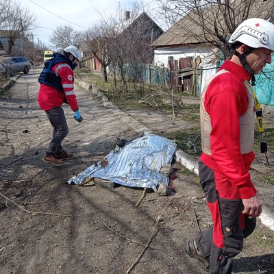 "Коли людина гине від обстрілів, це дуже страшно". Інтерв'ю з херсонським волонтером Товариства Червоного Хреста "Коли людина гине від обстрілів, це дуже страшно". Інтерв'ю з херсонським волонтером Товариства Червоного Хреста