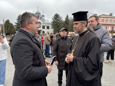 Вулична виставку "Церковний рашизм" у Кременці, архиєпископ Нестор, Тернопільщина, 12 грудня 2025 року Вулична виставку "Церковний рашизм" у Кременці, архиєпископ Нестор, Тернопільщина, 12 грудня 2025 року