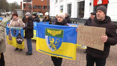 "Він не вийшов на зв’язок": у Хмельницькому відбулась акція на підтримку військовополонених і зниклих безвісти "Він не вийшов на зв’язок": у Хмельницькому відбулась акція на підтримку військовополонених і зниклих безвісти