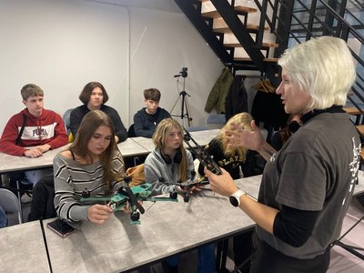 "Інженерія дронів": вінницькі школярі вчаться керувати безпілотниками "Інженерія дронів": вінницькі школярі вчаться керувати безпілотниками