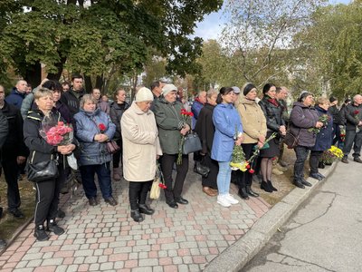 На Полтавщині попрощалися із чотирма військовими, які загинули на війні з РФ На Полтавщині попрощалися із чотирма військовими, які загинули на війні з РФ
