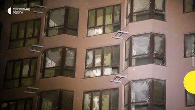 Російський дрон влучив у багатоповерховий будинок в Одесі: є загиблий та трамовані Російський дрон влучив у багатоповерховий будинок в Одесі: є загиблий та трамовані